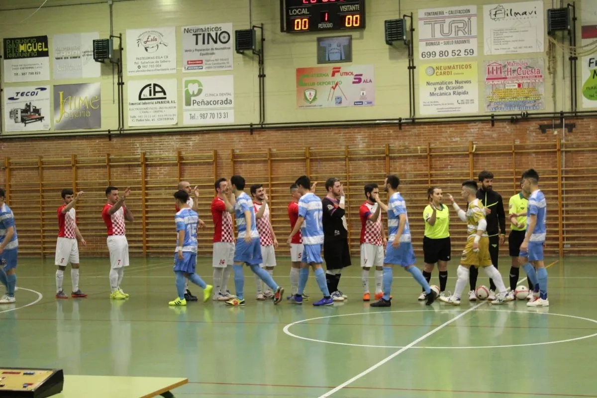 Saludo inicial entre ambos equipos / Salamanca FS