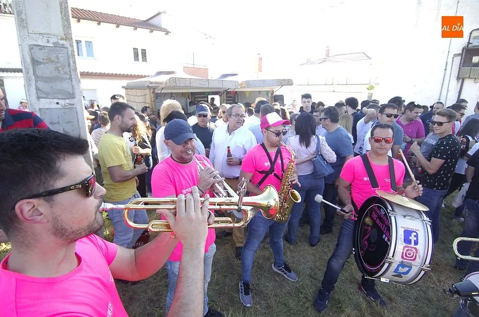 Foto 7 - Hist&oacute;rica tarde en Ivanrey con la suelta de vaquillas promovida por los mayordomos de las fiestas  