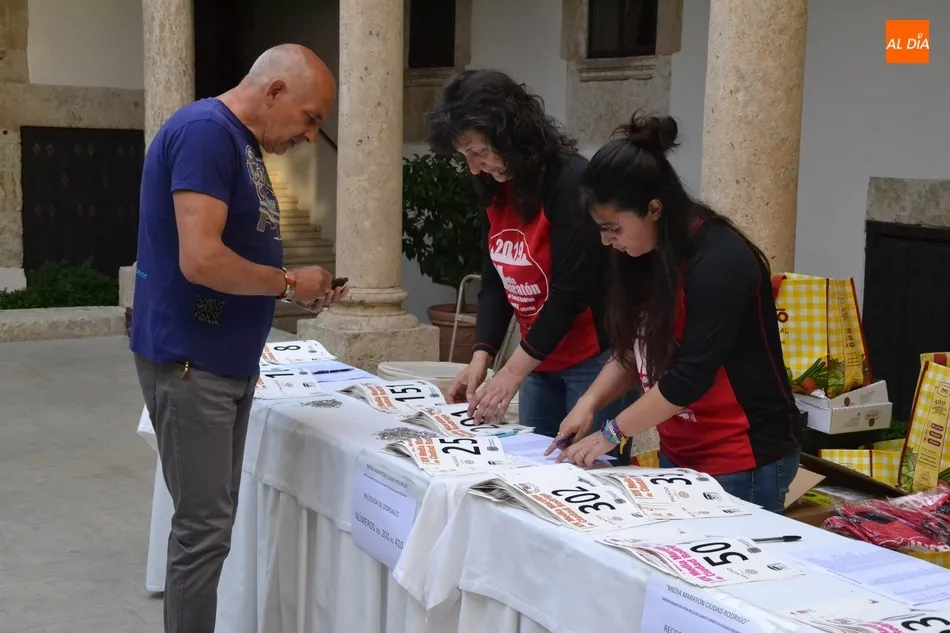 Con las mejores galas a por el dorsal para la Media Maratón  