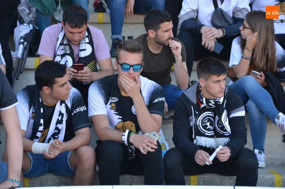 Foto 10 - Buena entrada en las Pistas del Helm&aacute;ntico en el pen&uacute;ltimo partido de la temporada en casa para...