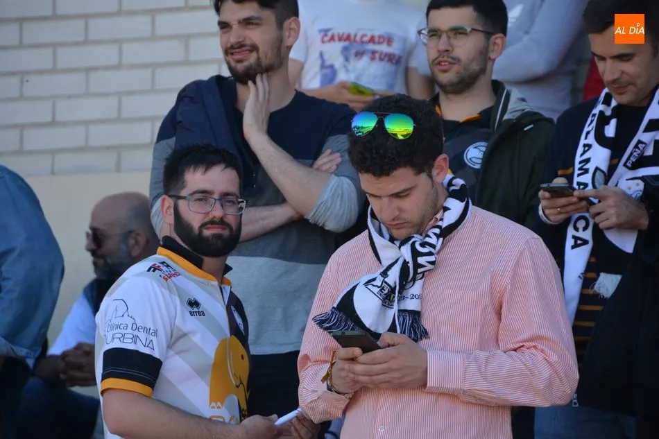 Foto 5 - Buena entrada en las Pistas del Helm&aacute;ntico en el pen&uacute;ltimo partido de la temporada en casa para...