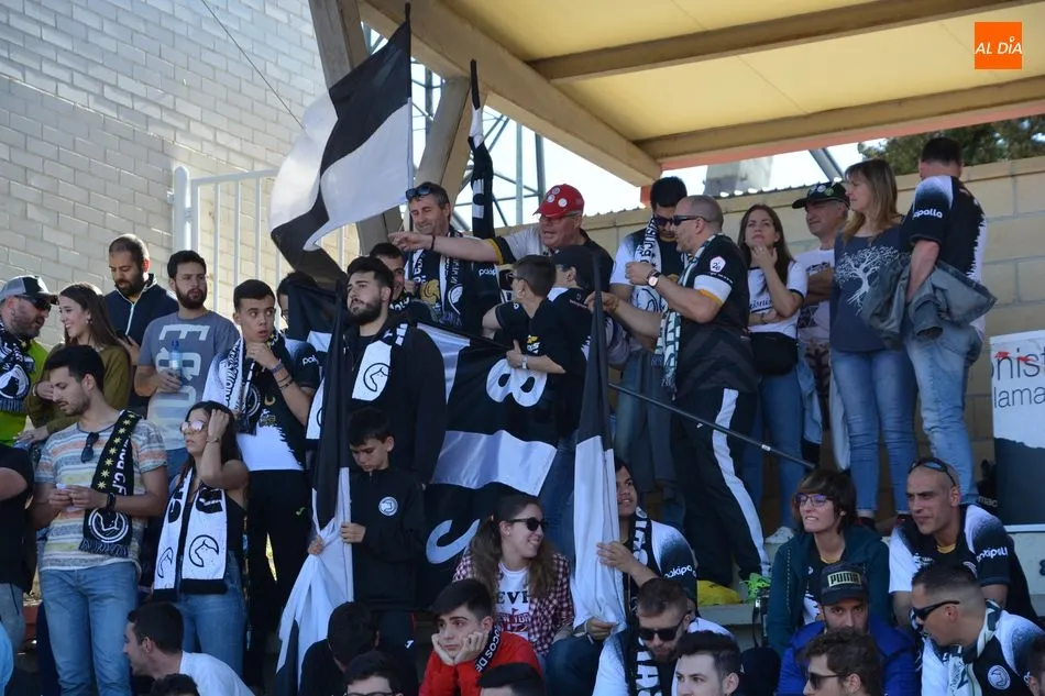 Foto 4 - Buena entrada en las Pistas del Helm&aacute;ntico en el pen&uacute;ltimo partido de la temporada en casa para...