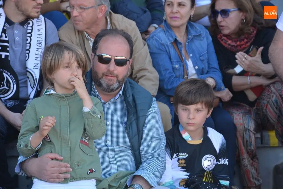 Foto 2 - Buena entrada en las Pistas del Helm&aacute;ntico en el pen&uacute;ltimo partido de la temporada en casa para...