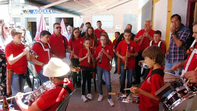 La Escuela de Dulzaina y Percusión amenizaba la ruta gastronómica del X Concurso de Pinchos en Macotera. Foto: José Guerras