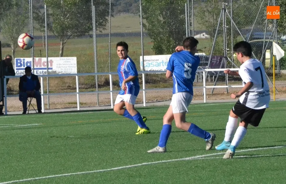 Foto 10 - [MARCADOR 4|5 MAYO] El Infantil del Ciudad Rodrigo se da una alegr&iacute;a goleando al Trinitarios&nbsp;