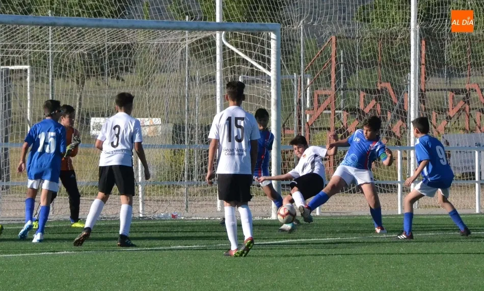 Foto 11 - [MARCADOR 4|5 MAYO] El Infantil del Ciudad Rodrigo se da una alegr&iacute;a goleando al Trinitarios&nbsp;