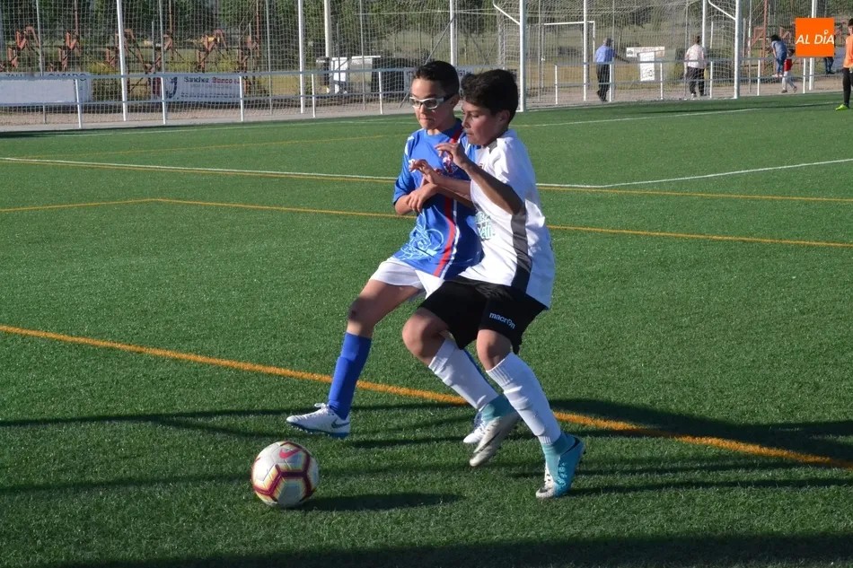 Foto 6 - [MARCADOR 4|5 MAYO] El Infantil del Ciudad Rodrigo se da una alegr&iacute;a goleando al Trinitarios&nbsp;