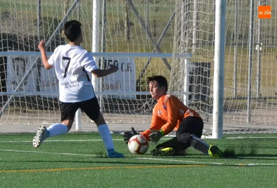 Foto 7 - [MARCADOR 4|5 MAYO] El Infantil del Ciudad Rodrigo se da una alegr&iacute;a goleando al Trinitarios&nbsp;