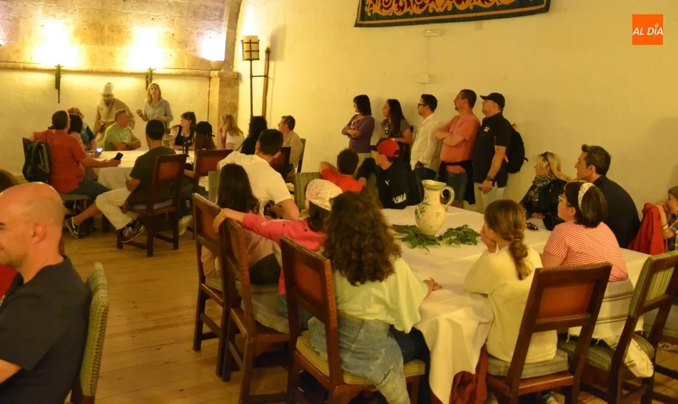 Un nuevo grupo de mirobrigenses y turistas conoce de una forma diferente el Parador  