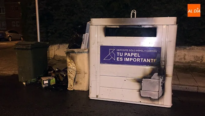 Los Bomberos sofocaban el fuego provocado en un contenedor situado en la Avenida de los Jardines