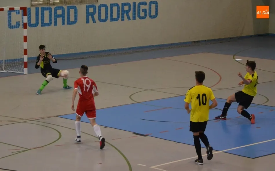 Foto 8 - El &aacute;rbitro que se march&oacute; insultando de Mir&oacute;briga regresa para re&iacute;rse un rato m&aacute;s del III...
