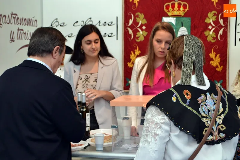 Foto 5 - P&uacute;blico y expositores dan la bienvenida a unas esperadas y consolidadas XIII Feria Agroalimentaria ...
