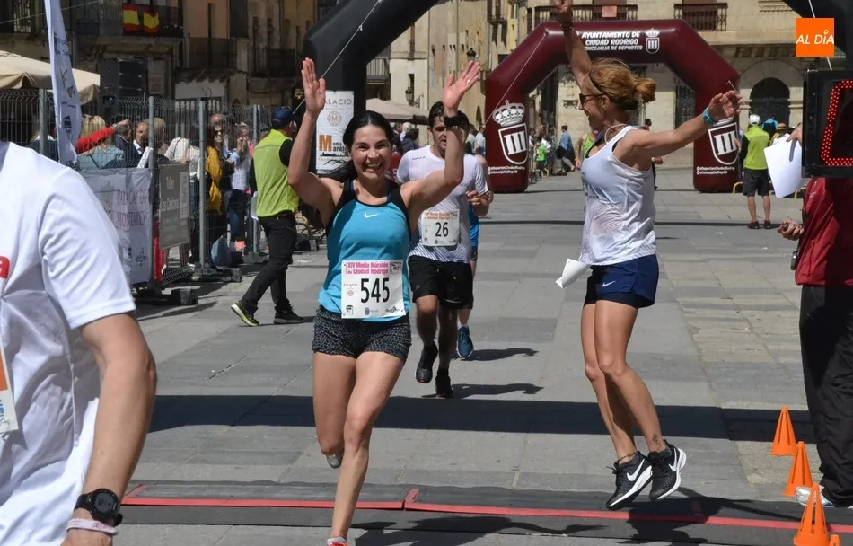 El notable calor marca una Media Maratón con menos atletas pero con más emociones  