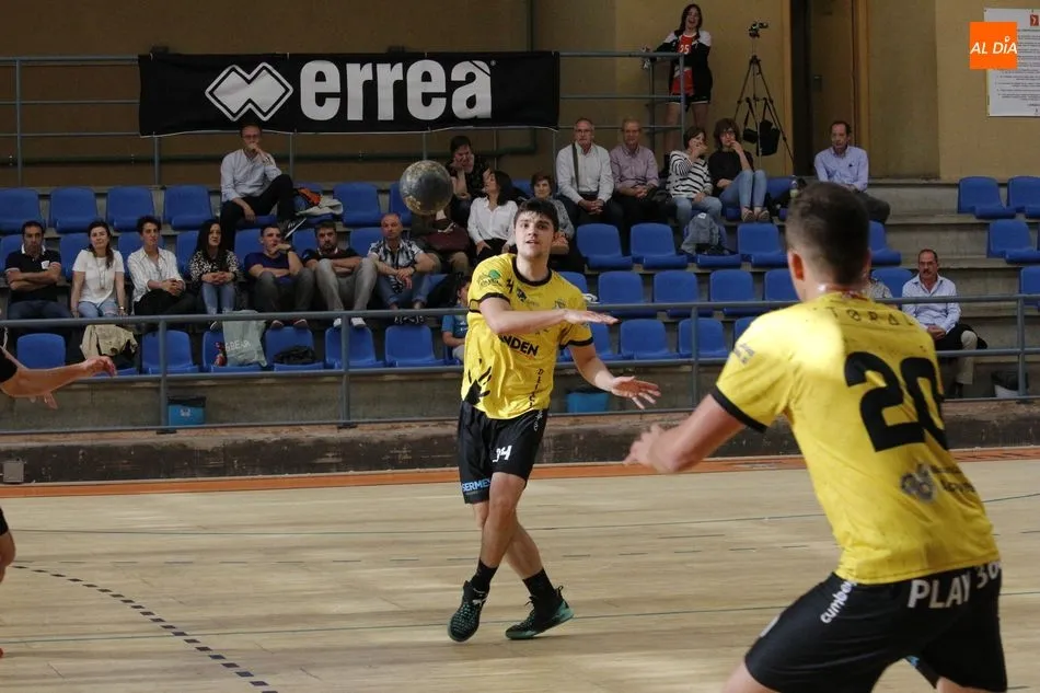 Foto 11 - El Ciudad de Salamanca cae en el &uacute;ltimo partido de la temporada ante el BM Delicias (28-29)