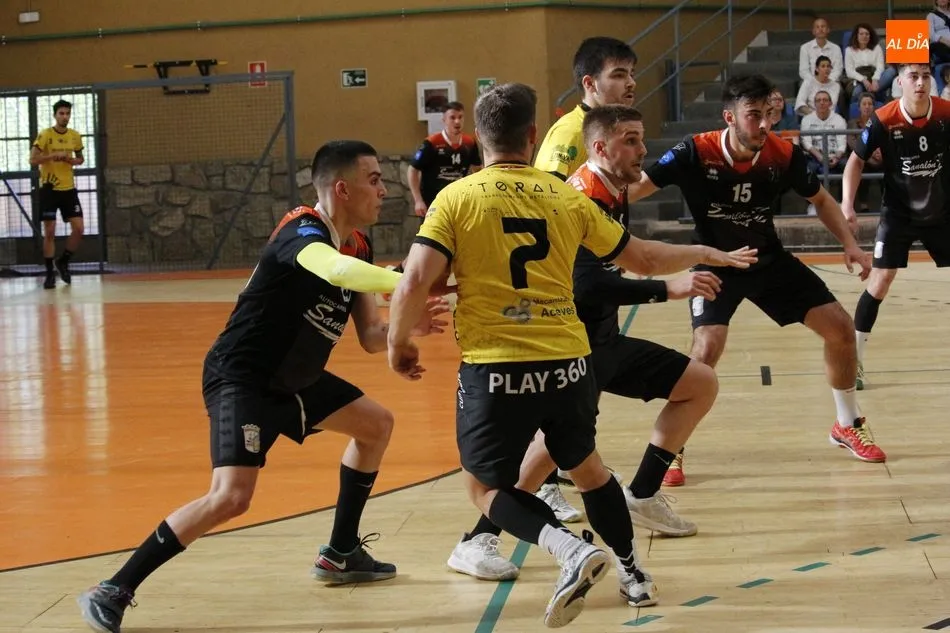Foto 10 - El Ciudad de Salamanca cae en el &uacute;ltimo partido de la temporada ante el BM Delicias (28-29)