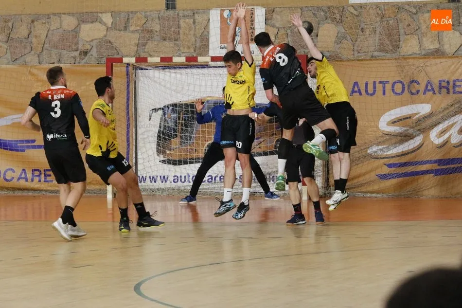 Foto 9 - El Ciudad de Salamanca cae en el &uacute;ltimo partido de la temporada ante el BM Delicias (28-29)