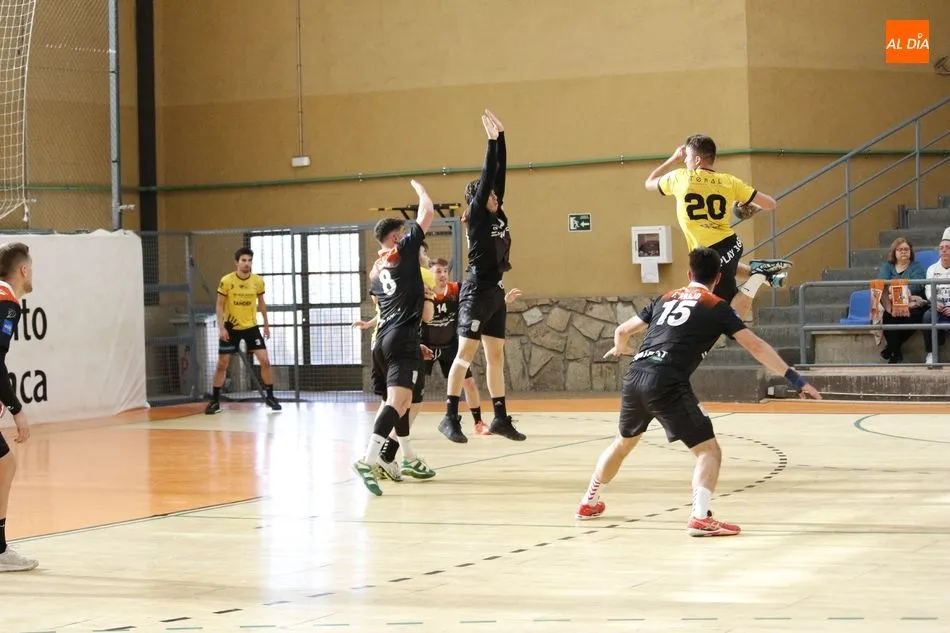 Foto 7 - El Ciudad de Salamanca cae en el &uacute;ltimo partido de la temporada ante el BM Delicias (28-29)