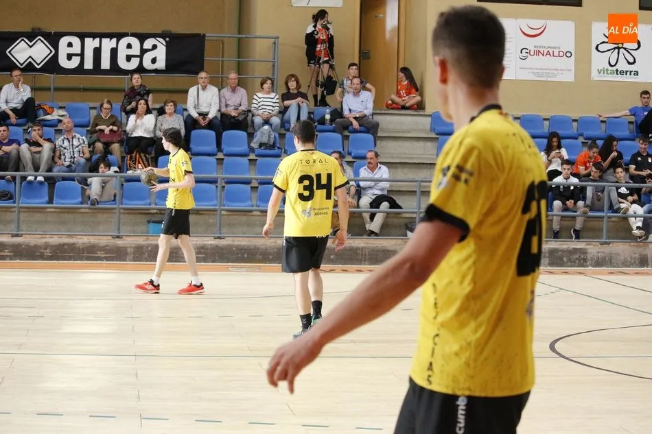 Foto 4 - El Ciudad de Salamanca cae en el &uacute;ltimo partido de la temporada ante el BM Delicias (28-29)
