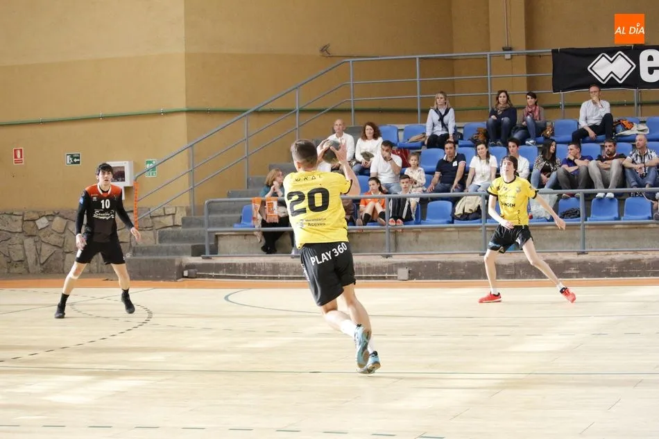 Foto 3 - El Ciudad de Salamanca cae en el &uacute;ltimo partido de la temporada ante el BM Delicias (28-29)