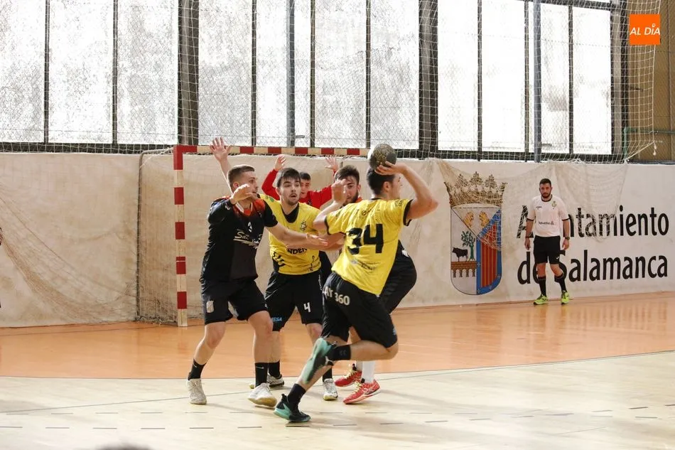 Foto 2 - El Ciudad de Salamanca cae en el &uacute;ltimo partido de la temporada ante el BM Delicias (28-29)
