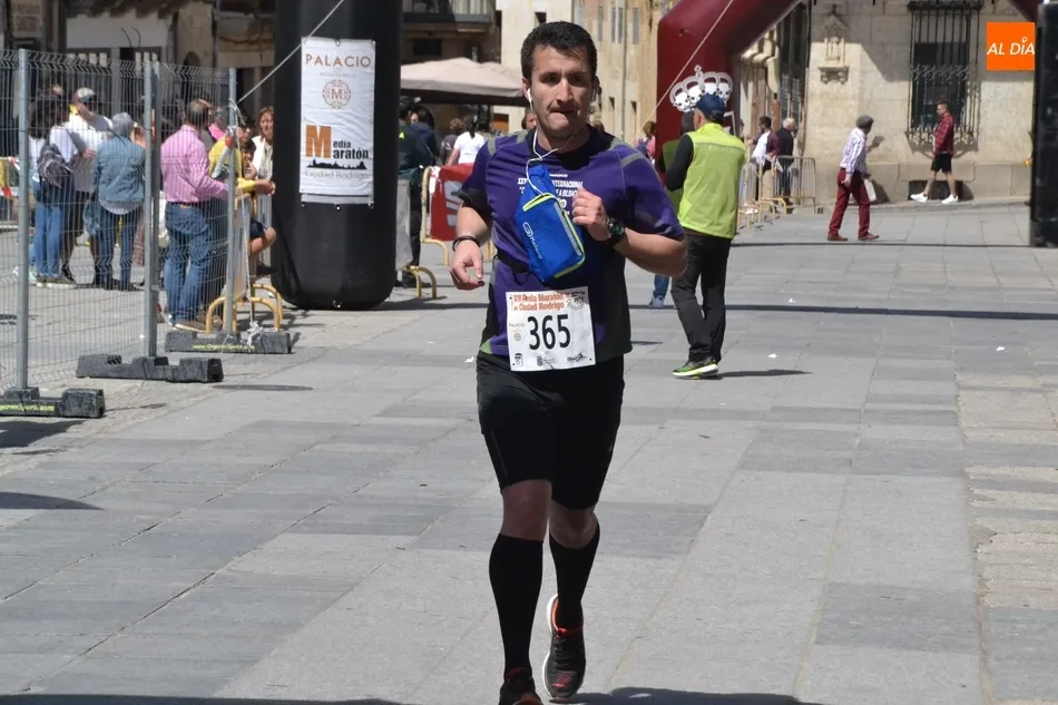 Foto 10 - El notable calor marca una Media Marat&oacute;n con menos atletas pero con m&aacute;s emociones  