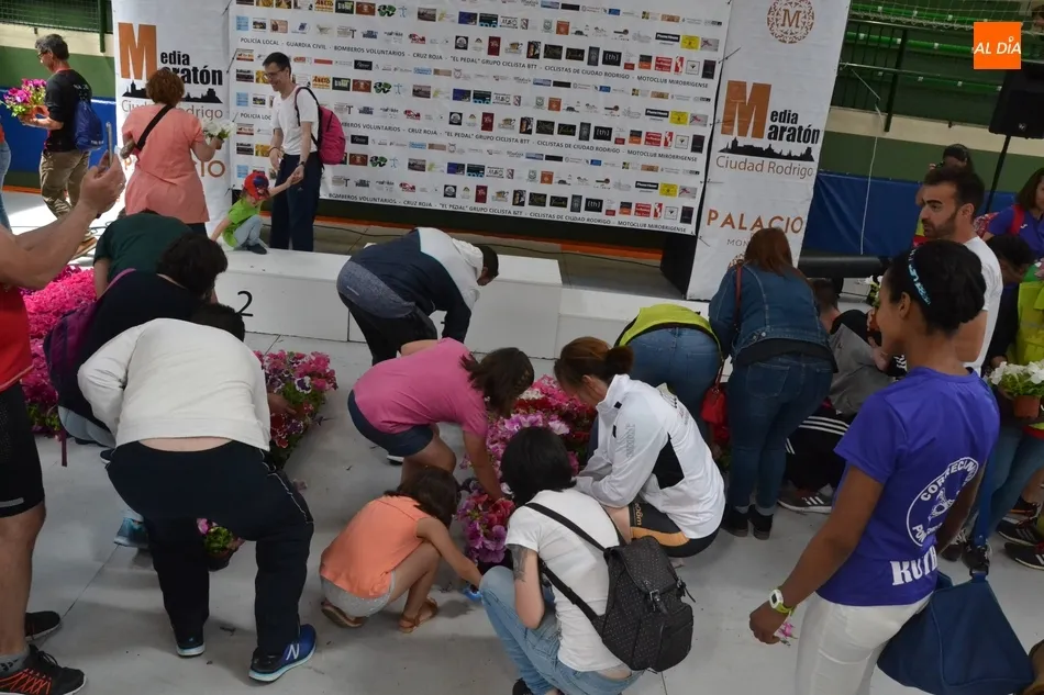 Foto 10 - La Media Marat&oacute;n corona a sus mejores atletas en una florida ceremonia de premiaci&oacute;n  