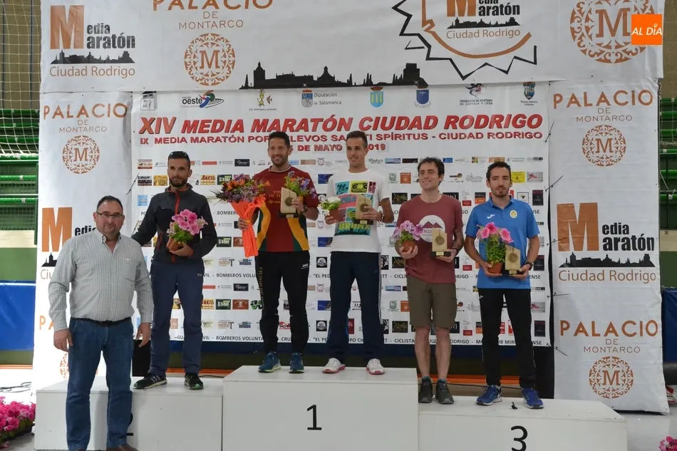 Foto 11 - La Media Marat&oacute;n corona a sus mejores atletas en una florida ceremonia de premiaci&oacute;n  
