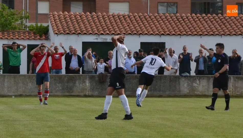 Jugadores y aficionados locales y visitantes se llevaron las manos a la cabeza con el tremendo golazo de Edu Sánchez