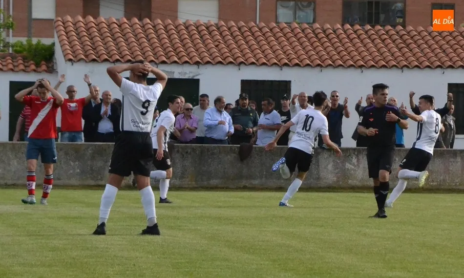 Foto 8 - El Ciudad Rodrigo regala a su afici&oacute;n una &eacute;pica e inesperada remontada ante uno de los actuales...