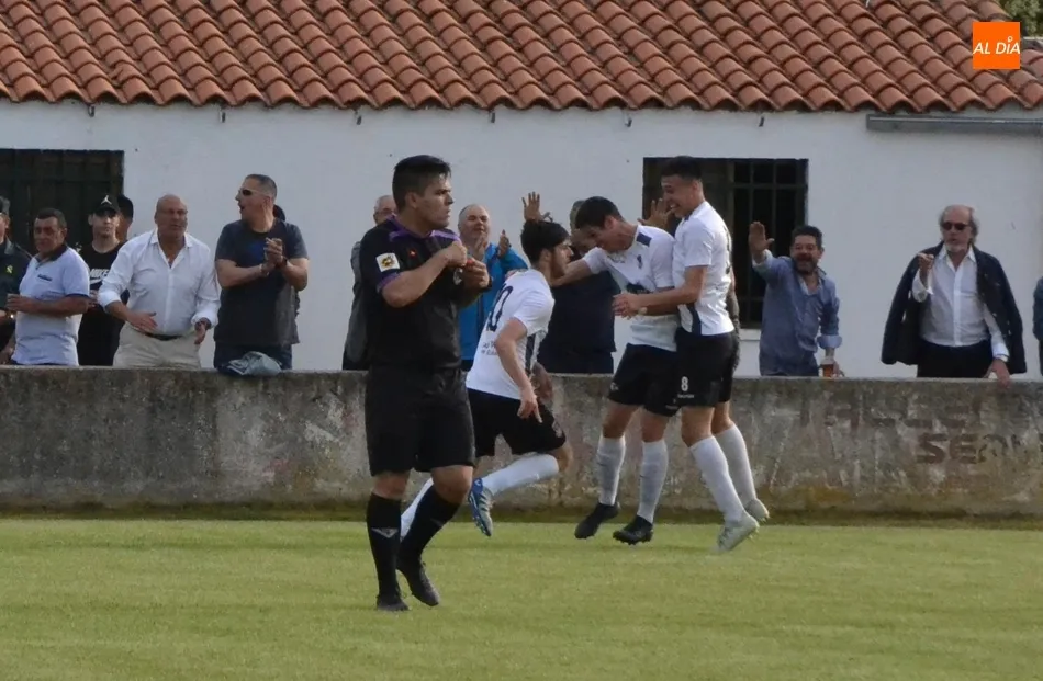 Foto 6 - El Ciudad Rodrigo regala a su afici&oacute;n una &eacute;pica e inesperada remontada ante uno de los actuales...