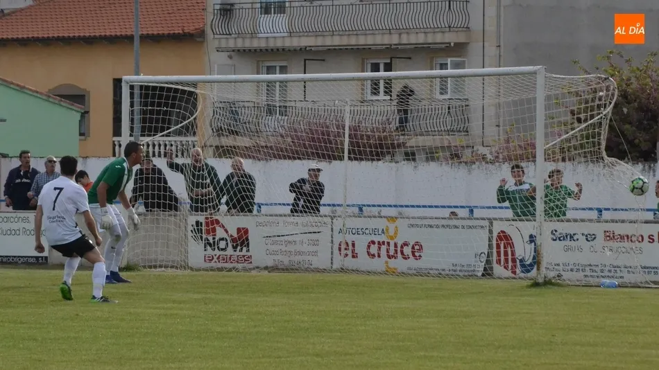 Foto 10 - El Ciudad Rodrigo regala a su afici&oacute;n una &eacute;pica e inesperada remontada ante uno de los actuales...