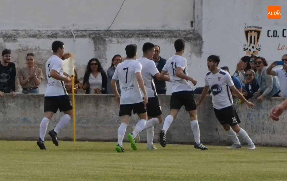 Foto 2 - El Ciudad Rodrigo regala a su afici&oacute;n una &eacute;pica e inesperada remontada ante uno de los actuales...
