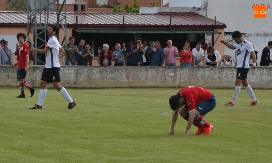 Foto 11 - El Ciudad Rodrigo regala a su afici&oacute;n una &eacute;pica e inesperada remontada ante uno de los actuales...