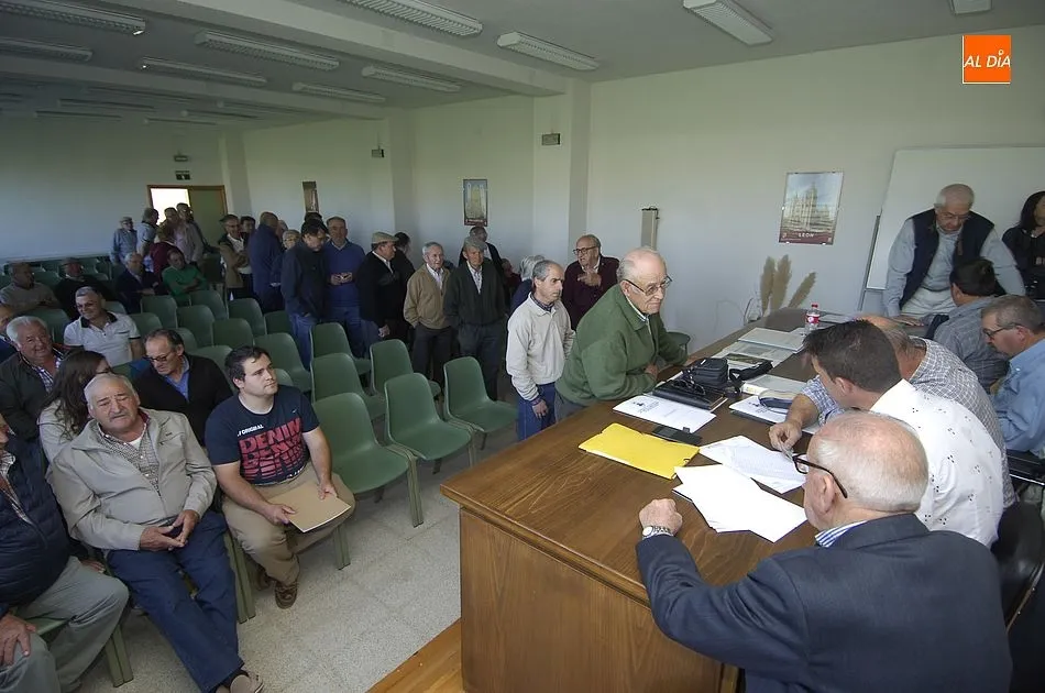 Foto 6 - Los regantes de la Margen Izquierda votan a favor del despido de su secretaria  