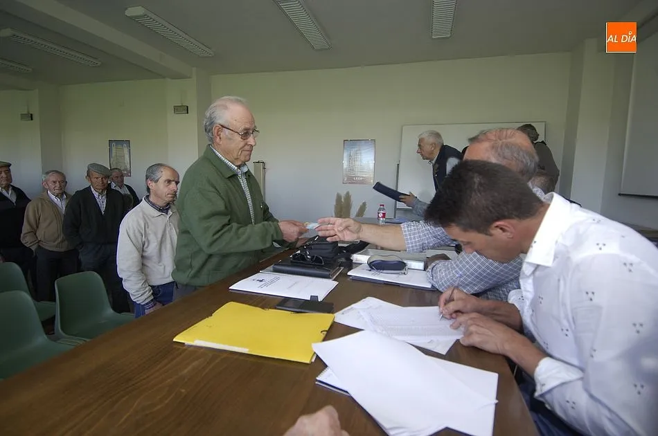 Los regantes de la Margen Izquierda votan a favor del despido de su secretaria  