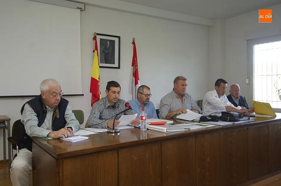 Foto 3 - Los regantes de la Margen Izquierda votan a favor del despido de su secretaria  