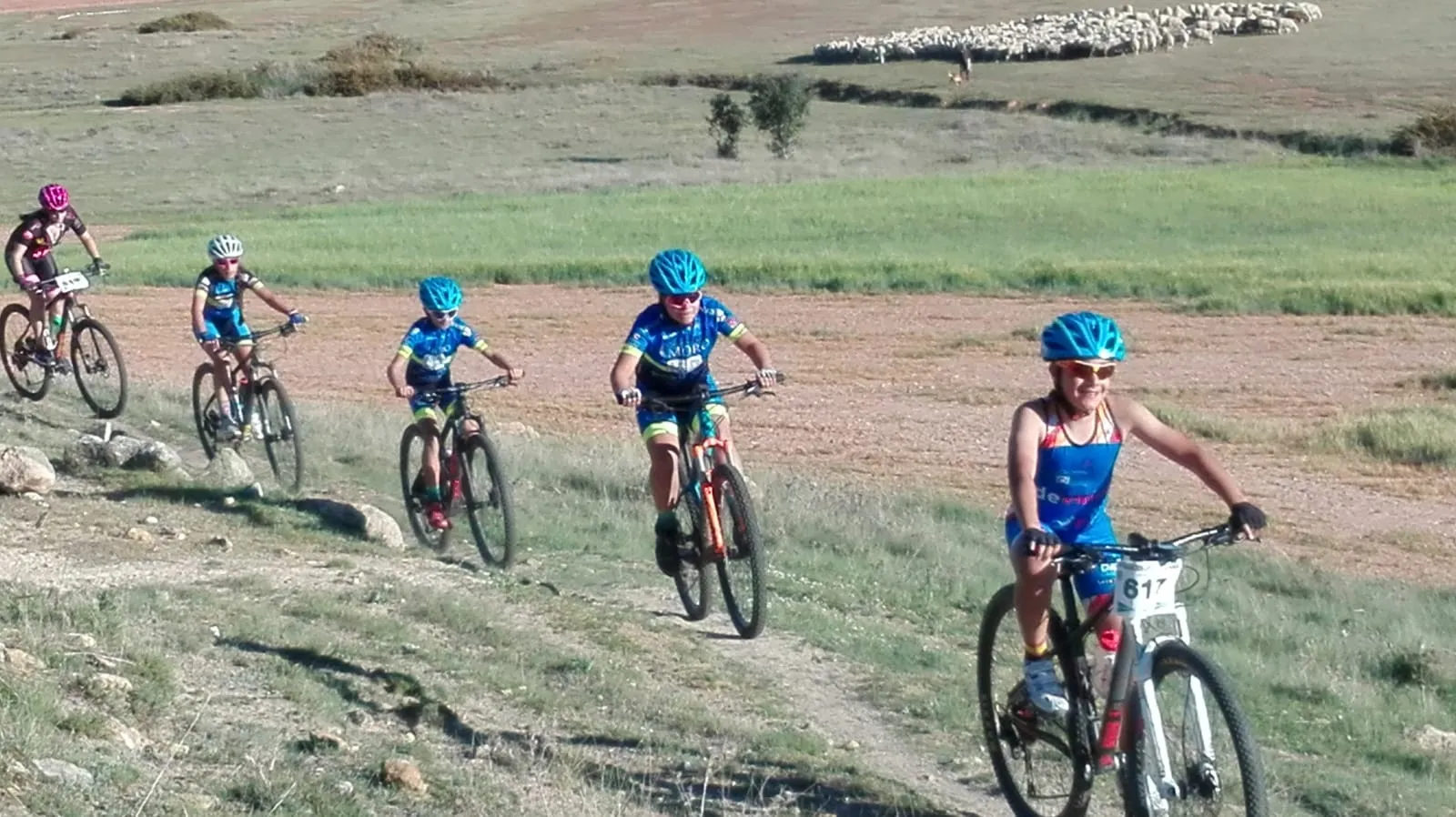 Foto 2 - Luc&iacute;a Bautista, primera f&eacute;mina en Cantimpalos de la Escuela de Ciclismo Salmantina  