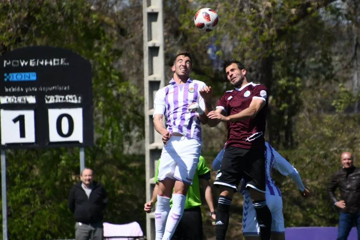 David Torres pelea por un balón / @SalamancaCFUDS