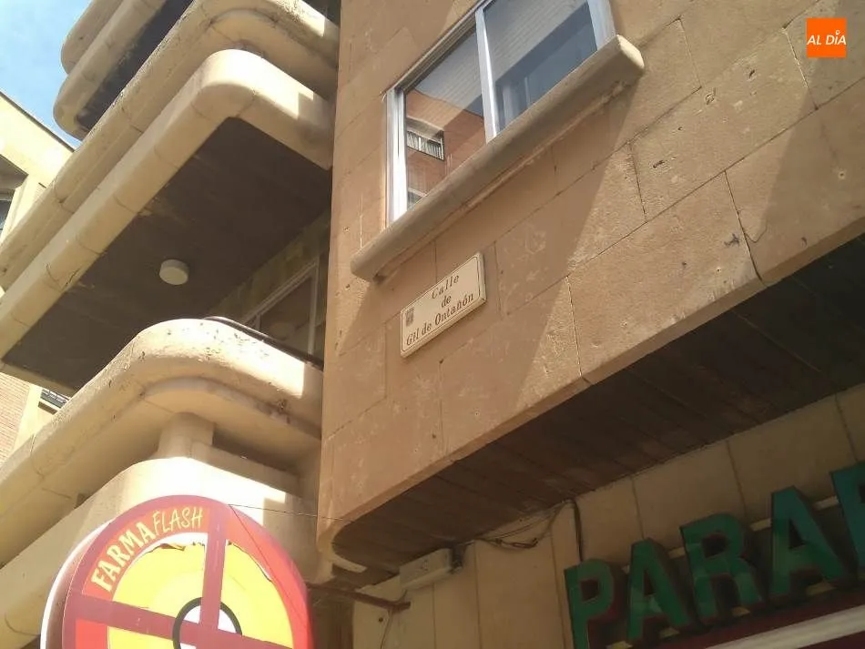 Foto 6 - Susto en la calle Gil de Onta&ntilde;&oacute;n por el desprendimiento de&nbsp;la cornisa de una ventana de un...