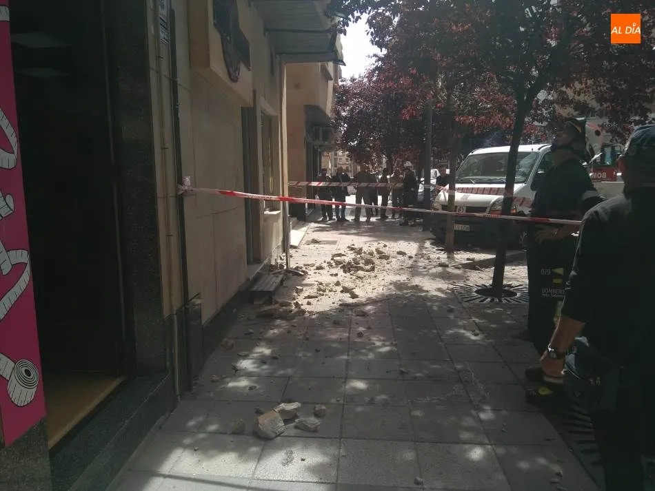 Foto 8 - Susto en la calle Gil de Onta&ntilde;&oacute;n por el desprendimiento de&nbsp;la cornisa de una ventana de un...