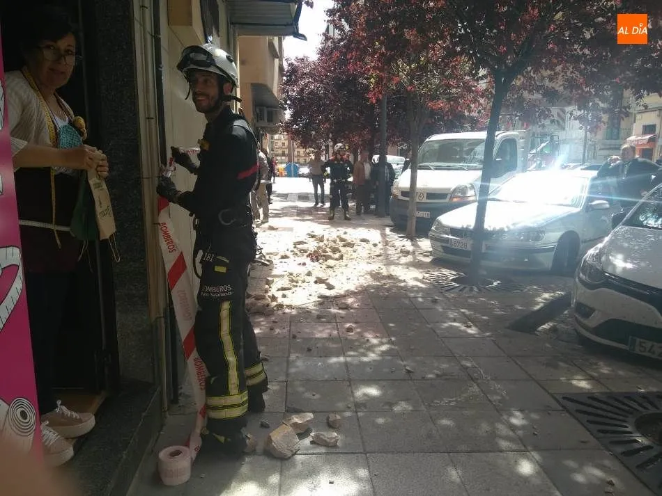 Foto 7 - Susto en la calle Gil de Onta&ntilde;&oacute;n por el desprendimiento de&nbsp;la cornisa de una ventana de un...