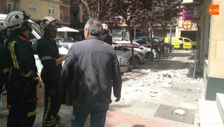Foto 5 - Susto en la calle Gil de Onta&ntilde;&oacute;n por el desprendimiento de&nbsp;la cornisa de una ventana de un...