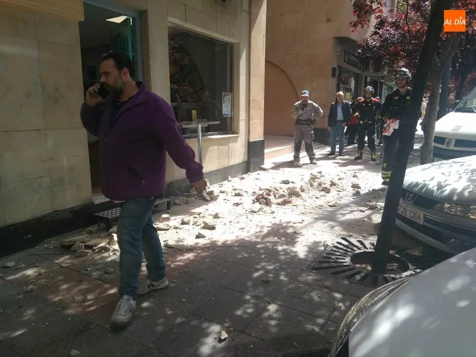 Foto 4 - Susto en la calle Gil de Onta&ntilde;&oacute;n por el desprendimiento de&nbsp;la cornisa de una ventana de un...