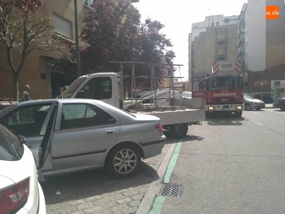 Foto 3 - Susto en la calle Gil de Onta&ntilde;&oacute;n por el desprendimiento de&nbsp;la cornisa de una ventana de un...
