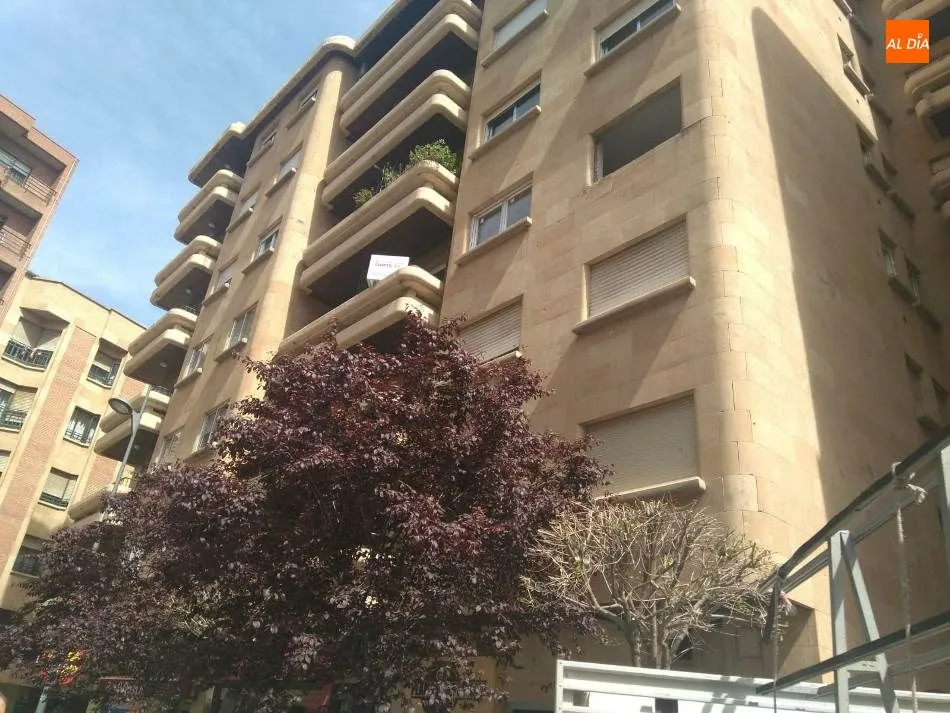 Foto 2 - Susto en la calle Gil de Onta&ntilde;&oacute;n por el desprendimiento de&nbsp;la cornisa de una ventana de un...