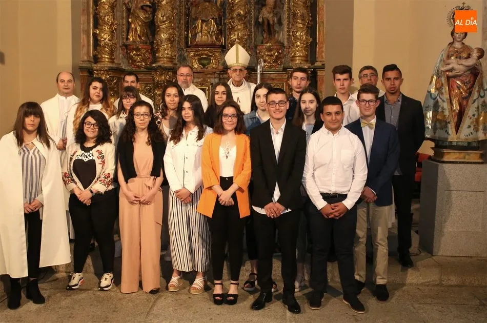 Los jóvenes junto al Obispo de Salamanca, Carlos López. FOTO: Francisco Cañizal