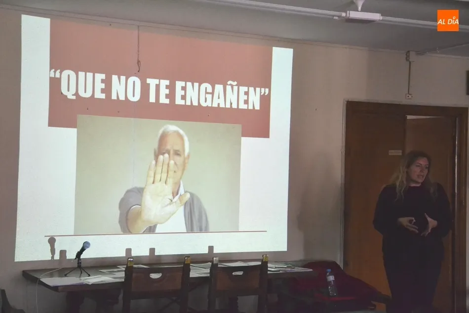 Foto 2 - Una docena de personas mayores aprende c&oacute;mo evitar timos y estafas  