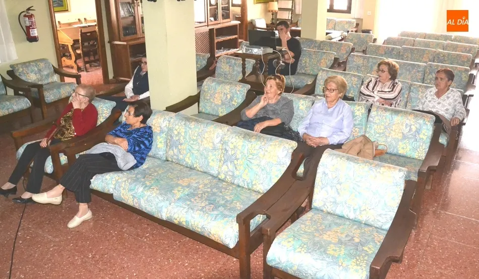 Foto 3 - Una docena de personas mayores aprende c&oacute;mo evitar timos y estafas  
