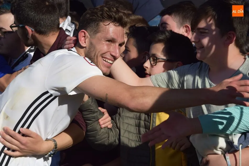 Víctor Mena saluda a la afición