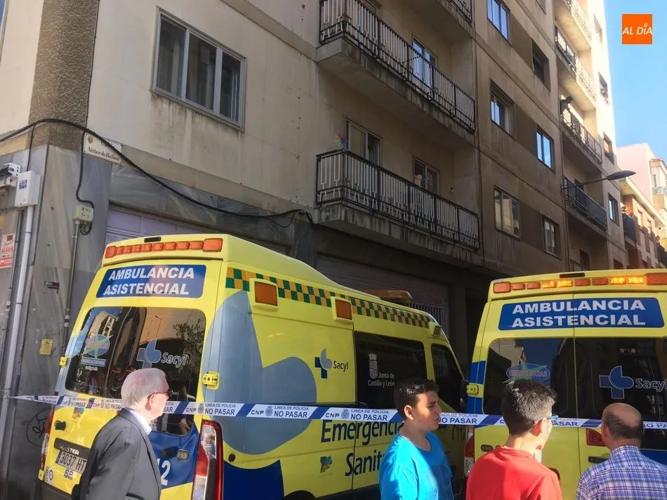 Foto 4 - Rescatan a dos personas que quedaron atrapadas en un montacargas de un garaje de Garrido